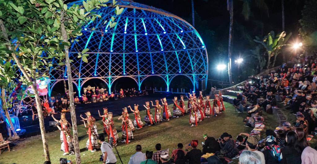 meras gandrung di taman gandrung terakota