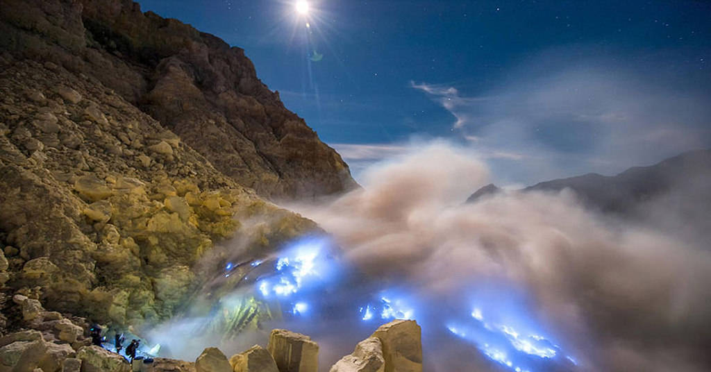 blue flame kawah ijen Banyuwangi 