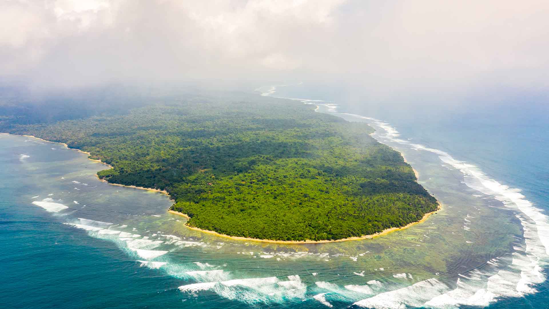 Rahasia Keindahan Pantai Plengkung yang Jarang Diketahui!