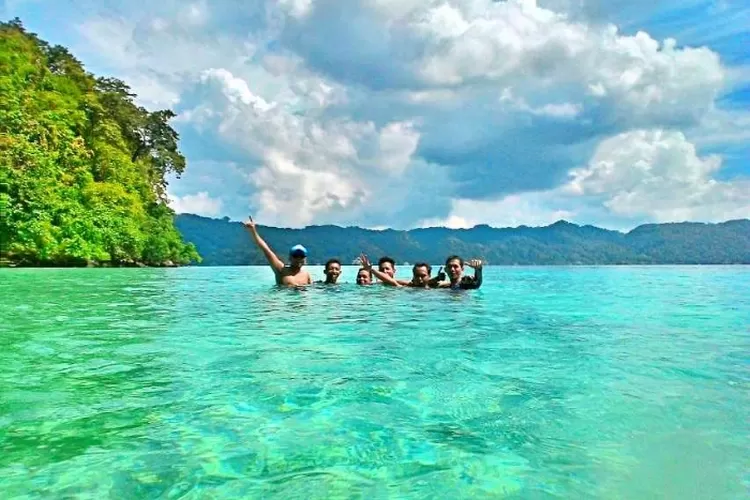 Kenapa Semua Orang Bicara Tentang Teluk Biru Banyuwangi?